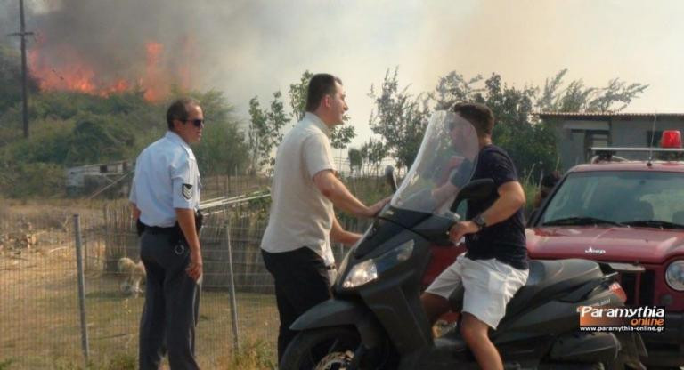 Φωτιά τώρα στην Αγορά Θεσπρωτίας – Οι φλόγες πλησιάζουν απειλητικά τα πρώτα σπίτια (βίντεο)